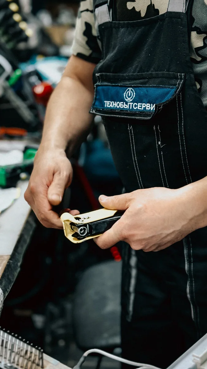 Professionnel manipulant un raccord avec un outil de plomberie