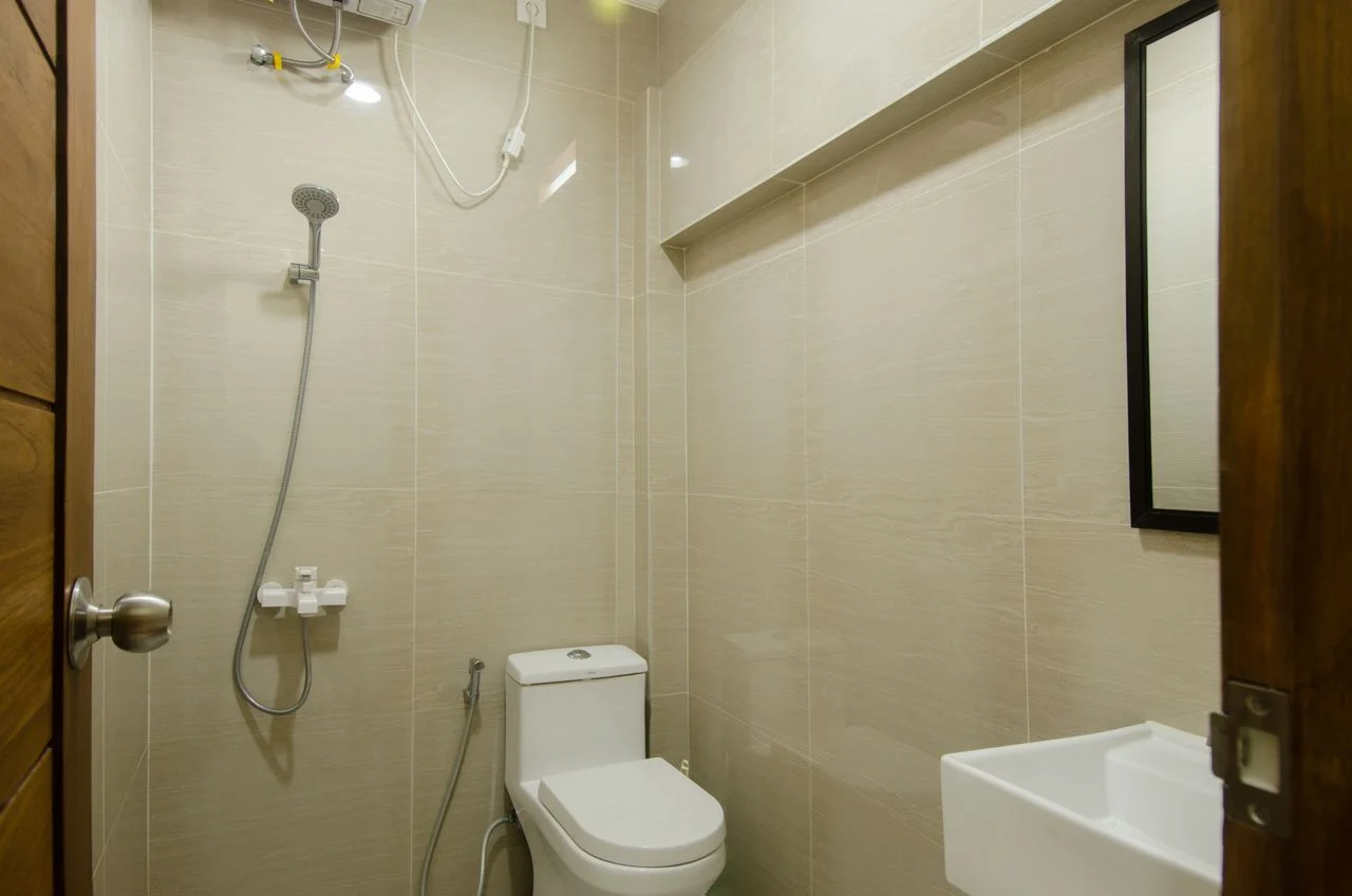Salle d’eau avec douche et sanitaires