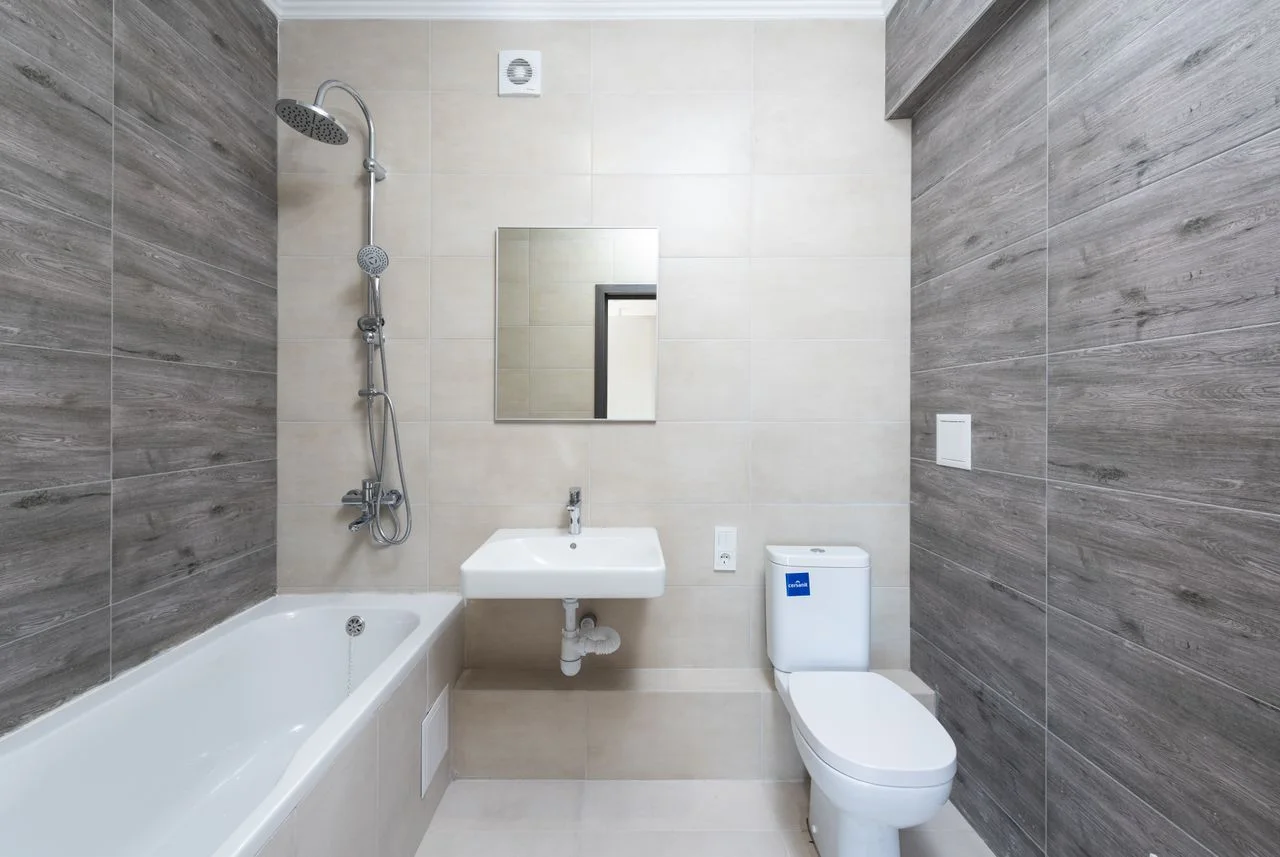 Salle de bains avec vasque, baignoire et toilettes