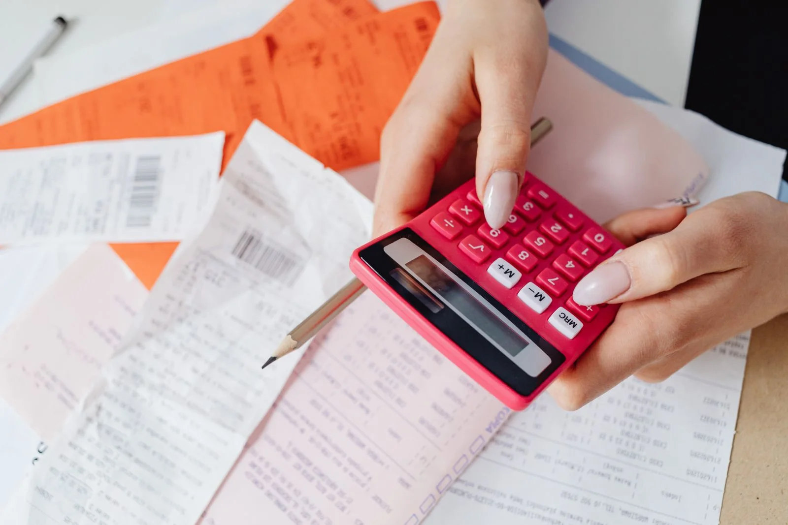 Factures et calculatrice pour préparer le budget